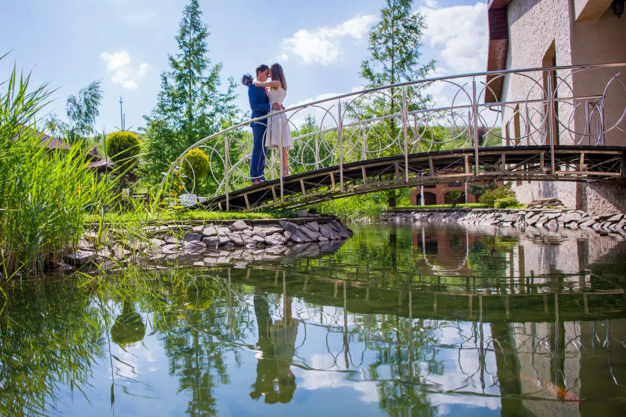 Say “I do” by the lake